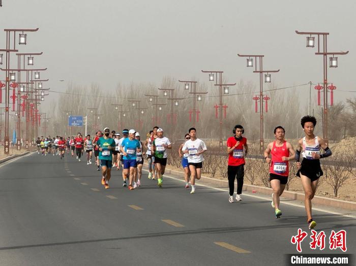 新疆鄯善库木塔格沙漠半程马拉松激情开跑，全