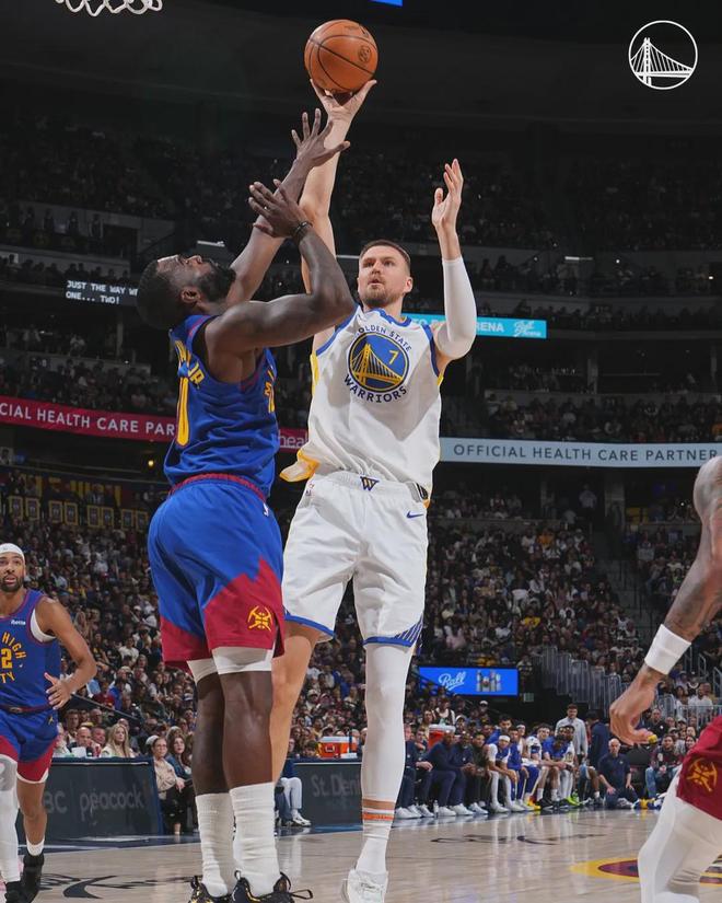 掘金大胜勇士约基奇砍25+15+8助攻 勇士波尔津吉斯