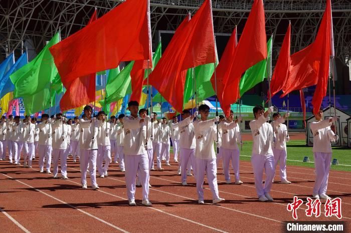 西藏拉萨首届农牧民运动会盛大开幕 500余名运动