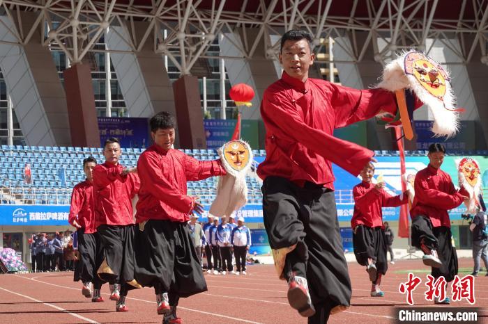 西藏拉萨首届农牧民运动会盛大开幕 500余名运动