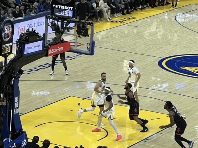 库里复出对阵杜兰特 火箭险胜勇士豪取6连胜