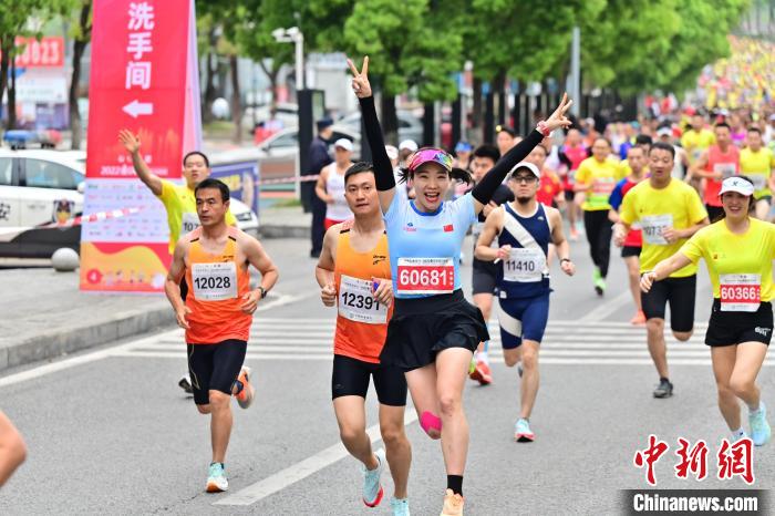 重庆半程马拉松重启 1.5万跑者共赴滨江赛道